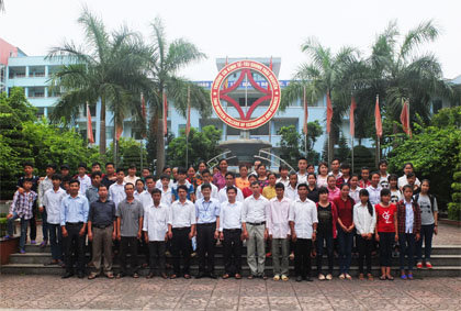 Đoàn đại biểu giáo viên, học sinh và phụ huynh học sinh một số trường THCS huyện Định Hoá thăm nhà trường và nghe tư vấn hướng nghiệp.